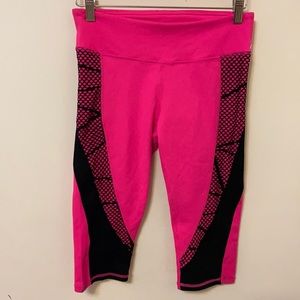 Fabletics Hot Link with Black Net Accents Cropped Leggings, Small